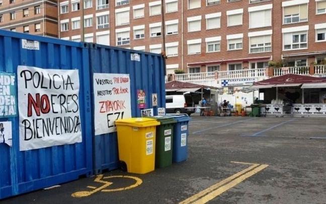 Carteles contra la Ertzaintza que aparecieron en el recinto de txosnas de las fiestas de Romo. Carteles contra la Ertzaintza que aparecieron en el recinto de txosnas de las fiestas de Romo.
