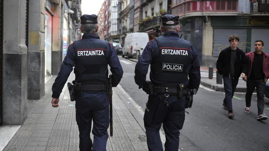 Dos agentes de la Ertzaintza patrullan las calles, en una imagen de archivo.