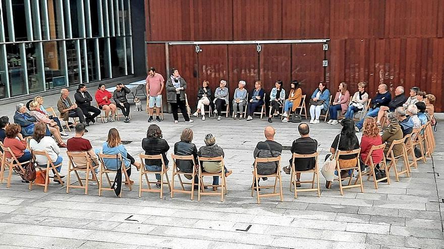 Voluntarias y voluntarios de Elkargunea durante la reunión que celebraron el pasado viernes. | FOTO: UZTARRIA.EUS