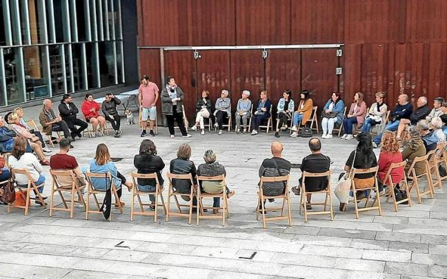 Voluntarias y voluntarios de Elkargunea durante la reunión que celebraron el pasado viernes. | FOTO: UZTARRIA.EUS