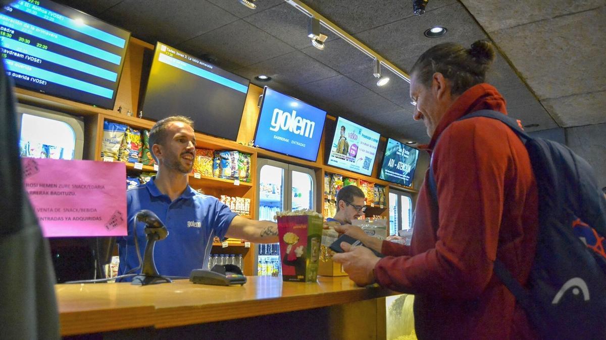 El Golem Alhóndiga, en sus horas más concurridas.