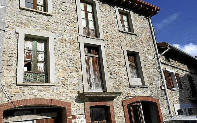 Aspecto actual del antiguo cuartel de la Guardia Civil en Uharte Arakil. Aspecto actual del antiguo cuartel de la Guardia Civil en Uharte Arakil.