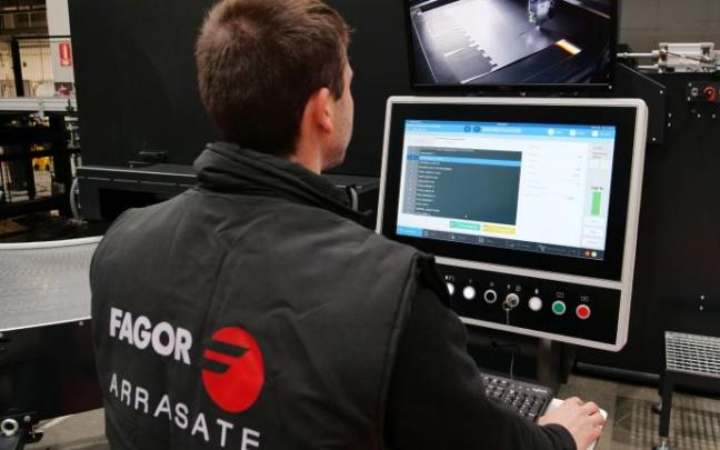 Un trabajador de Fagor Arrasate emplea el corte por láser.