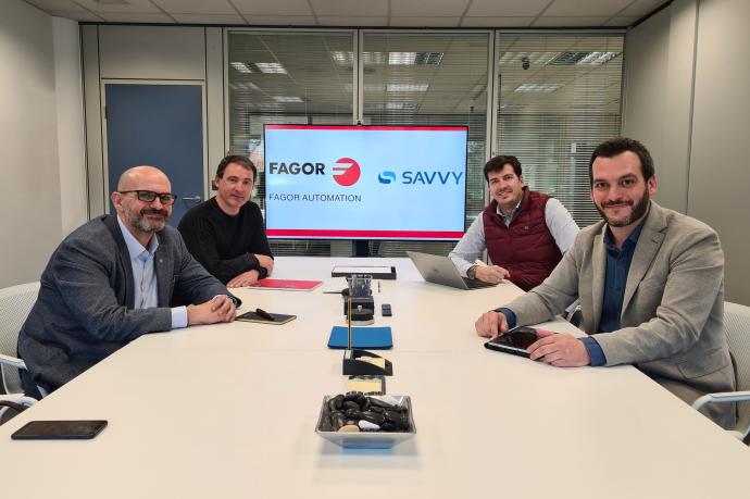 Responsables de Fagor Automation y Savvy Data Systems en la firma del acuerdo.