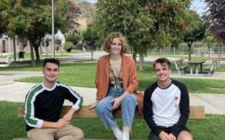 Iván Juguera (izda), Noemi Allo y Eder Echaide, tres de los organizadores y colaboradores de la iniciativa de moda falcesina.