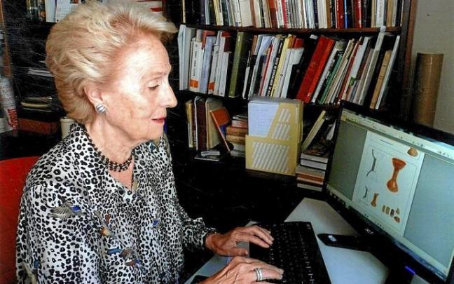 Mezquíriz trabajando en el libro del que es coautora y acaba de publicar. Foto: cedida Mezquíriz trabajando en el libro del que es coautora y acaba de publicar. Foto: cedida
