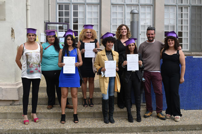 Las mujeres participantes en el programa junto a los formadores tras la entrega de los diplomas