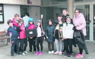 Uno de los grupos que participó en ‘Buscando el saxo’ con el maletín de Iturralde. Uno de los grupos que participó en ‘Buscando el saxo’ con el maletín de Iturralde.