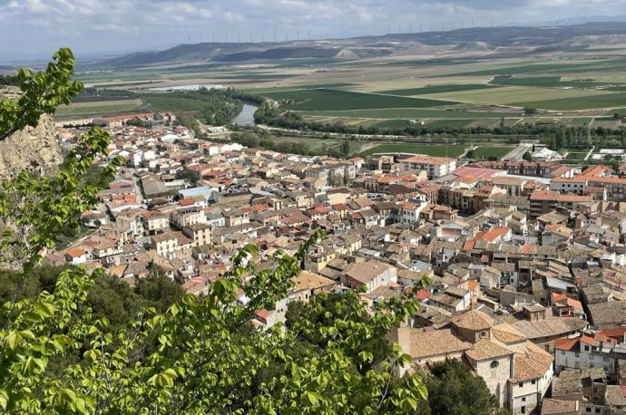 Vista panorámica del casco urbano de Falces desde la ermita del Salvador.