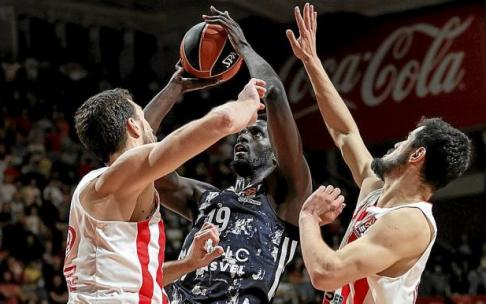 Fall intenta anotar ante la oposición de Kuzmic y Kalinic contra el Estrella Roja, en la que fue una de sus mejores actuaciones con el Asvel. Foto: Euroliga