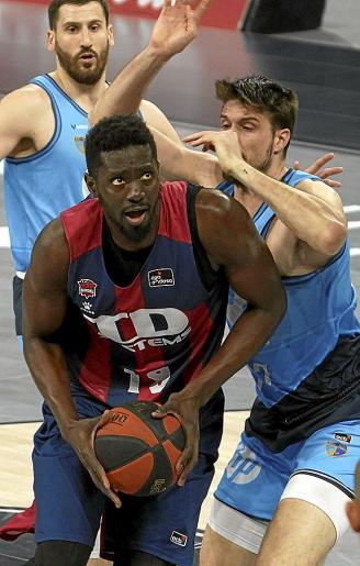 Fall controla el balón en el poste bajo en el duelo ante el Estudiantes.