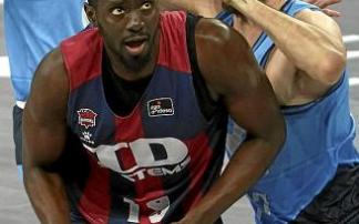 Fall controla el balón en el poste bajo en el duelo ante el Estudiantes.