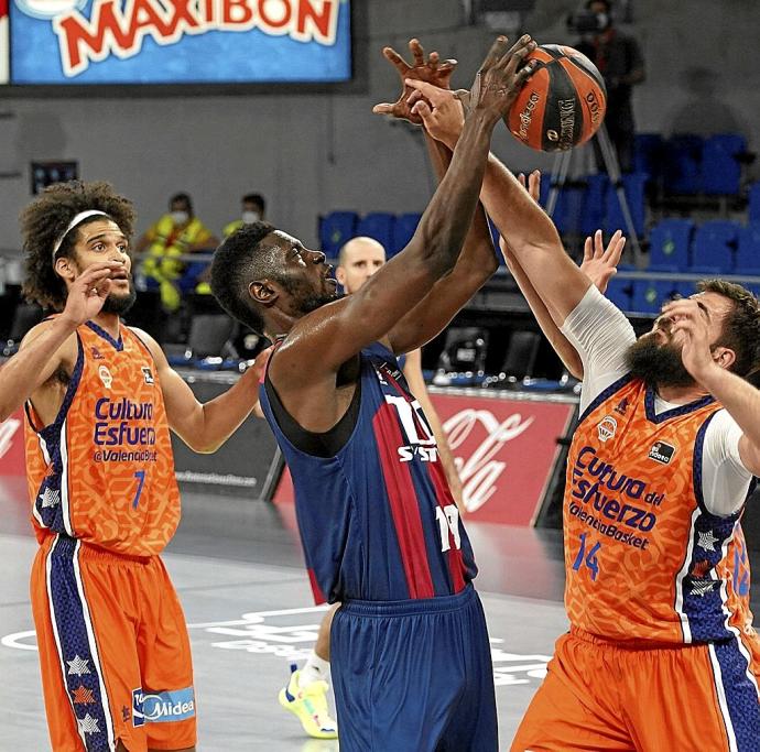 Fall, el escudero de Jekiri ayer, no se arredró ante Dubljevic en ningún momento. Foto: Alex Larretxi