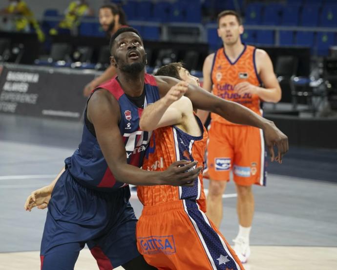 Fall en el partido del TD Systems Baskonia - Valencia Basket, de los cuartos de final del Play Off de la Liga ACB.