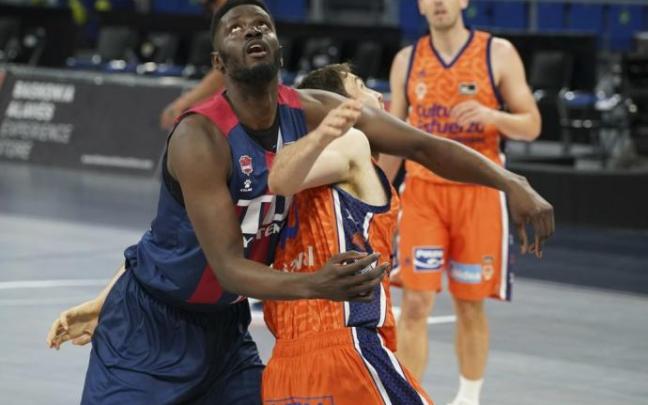 Fall en el partido del TD Systems Baskonia - Valencia Basket, de los cuartos de final del Play Off de la Liga ACB.