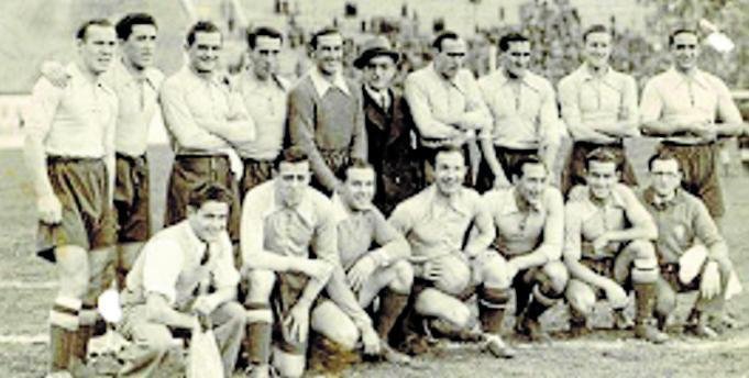 8 de enero de 1936. Stadium Metropolitano. De pie: 'Cuqui' Bienzobas, Ipiña, Vantolrá, Ciriaco, Guillermo Eizaguirre, Amadeo García de Salazar (seleccionador), Luis Regueiro, Fernando García, 'Emilín' y 'Campanal'. De rodillas: Rafa Greño (masajista), Ped