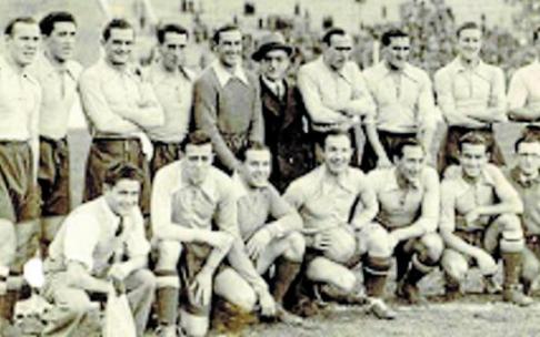 8 de enero de 1936. Stadium Metropolitano. De pie: 'Cuqui' Bienzobas, Ipiña, Vantolrá, Ciriaco, Guillermo Eizaguirre, Amadeo García de Salazar (seleccionador), Luis Regueiro, Fernando García, 'Emilín' y 'Campanal'. De rodillas: Rafa Greño (masajista), Ped