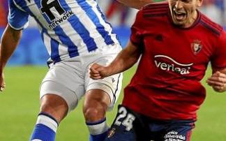 Zubimendi, en pugna con Torró, en el último partido en El Sadar.