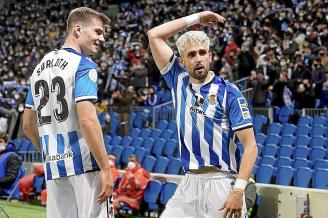 Januzaj celebra su gol, el primero del partido, junto a Sorloth.