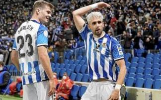 Januzaj celebra su gol, el primero del partido, junto a Sorloth.