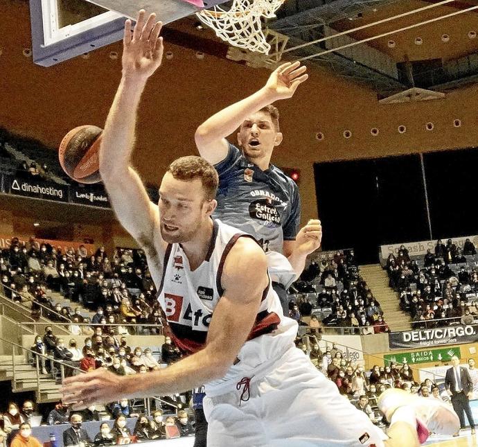 Costello recibe un tapón de Birutis ayer en el Fontes do Sar. Foto: Área 11