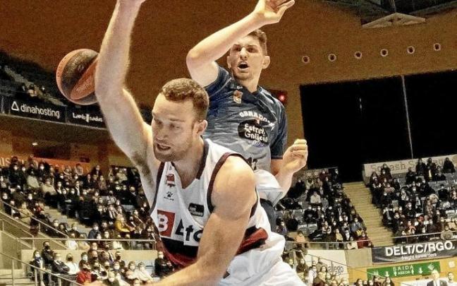 Costello recibe un tapón de Birutis ayer en el Fontes do Sar. Foto: Área 11