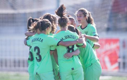Las jugadoras del Athletic celebran uno de los goles que les han dado los tres puntos.