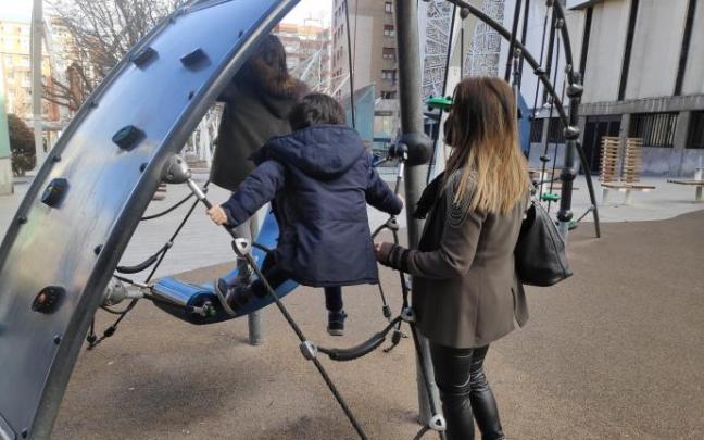 La ley de diversidad familiar de Belarra considerará familia numerosa a las monoparentales con dos hijos. La ley de diversidad familiar de Belarra considerará familia numerosa a las monoparentales con dos hijos.