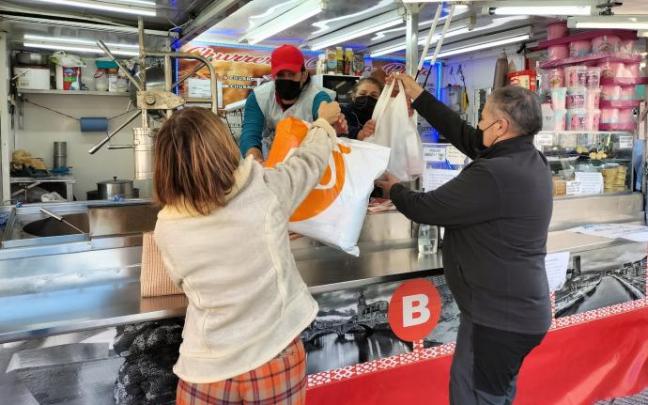 El goteo de entregas de bolsas de alimentos en la churrería Cruces fue constante a lo largo del día. El goteo de entregas de bolsas de alimentos en la churrería Cruces fue constante a lo largo del día.