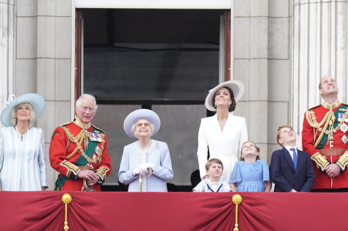 Isabel II junto a la familia real británica durante el desfile.