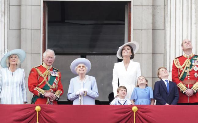 Isabel II junto a la familia real británica durante el desfile. Isabel II junto a la familia real británica durante el desfile.