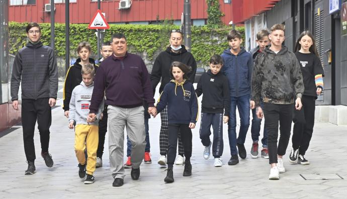 Mikola y Natalia con sus hijos biológicos y de acogida Ruslan, Taras, Bogdan, Nazar, Maksim, Yulia, Mark, Zajar, Oleksandr, Nikita y Vladislava están acogidos en el hotel de Bilbao.
