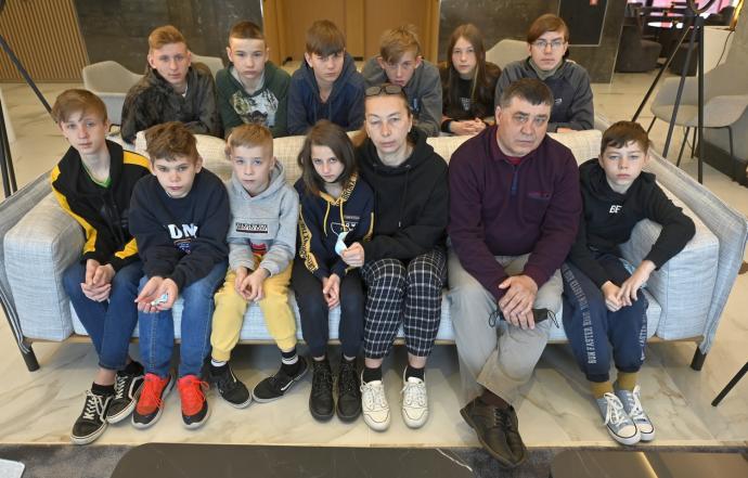 Mikola y Natalia con sus hijos biológicos y de acogida Ruslan, Taras, Bogdan, Nazar, Maksim, Yulia, Mark, Zajar, Oleksandr, Nikita y Vladislava en el hotel de Bilbao donde están acogidos.