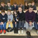 Mikola y Natalia con sus hijos biológicos y de acogida Ruslan, Taras, Bogdan, Nazar, Maksim, Yulia, Mark, Zajar, Oleksandr, Nikita y Vladislava en el hotel de Bilbao donde están acogidos.