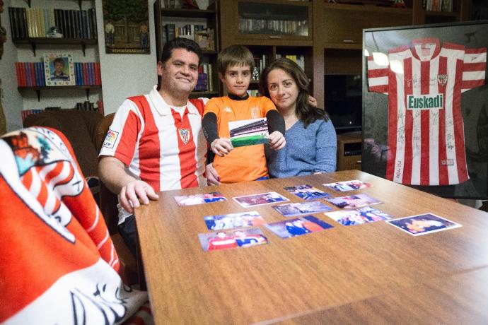 Javier y Marian posan junto a su hijo Javier en su casa de Paterna.