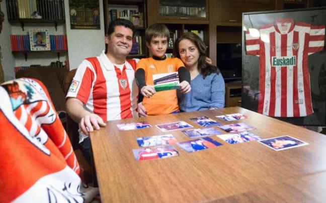 Javier y Marian posan junto a su hijo Javier en su casa de Paterna.