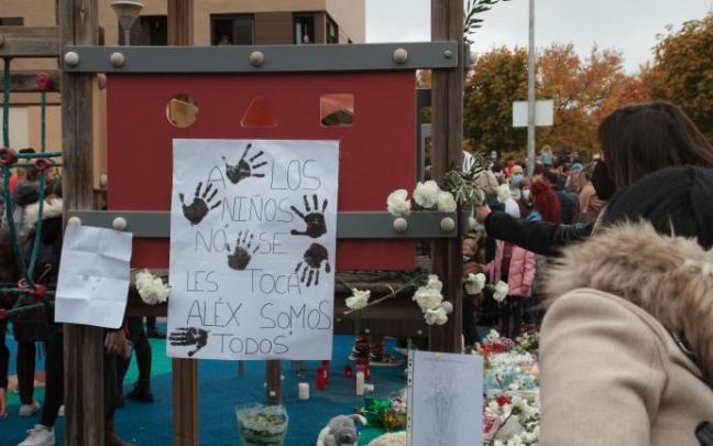 Una pancarta donde se lee "A los niños no se les toca. Álex somos todos". Una pancarta donde se lee "A los niños no se les toca. Álex somos todos".