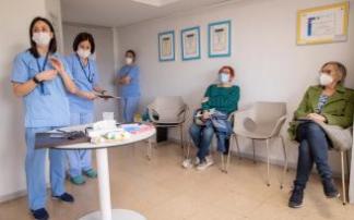 Las enfermeras Garazi Parada y Ainara Atxa, impartiendo los cursos de formación. Las enfermeras Garazi Parada y Ainara Atxa, impartiendo los cursos de formación.