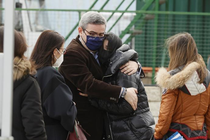 María José do Pazo recibe consuelo por trabajadores del Puerto de Marín.