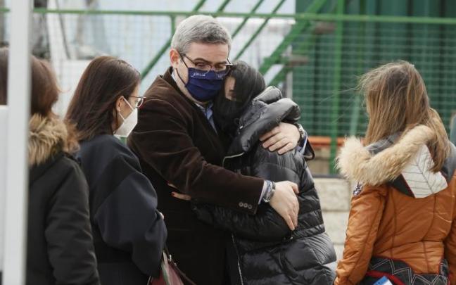 María José do Pazo recibe consuelo por trabajadores del Puerto de Marín. María José do Pazo recibe consuelo por trabajadores del Puerto de Marín.