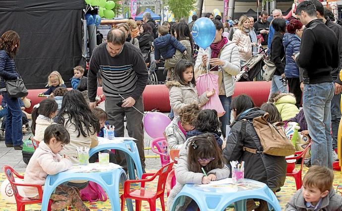 Fiesta de las familias numerosas organizada por Hirukide. A la derecha, Karmele con su pequeña. Fotos: Archivo DNA / Josu Chavarri