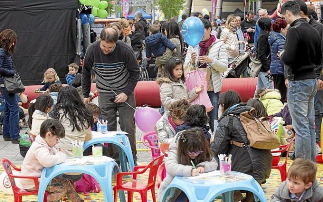 Fiesta de las familias numerosas organizada por Hirukide. A la derecha, Karmele con su pequeña. Fotos: Archivo DNA / Josu Chavarri