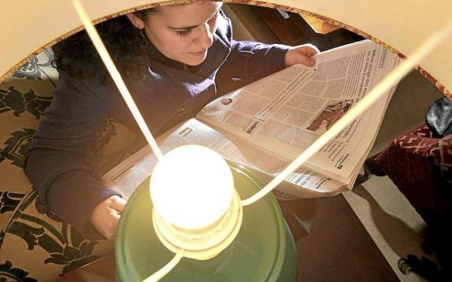 El recibo de la luz se ha encarecido este mes tras la subida gubernamental. Foto: José Mari Martínez El recibo de la luz se ha encarecido este mes tras la subida gubernamental. Foto: José Mari Martínez