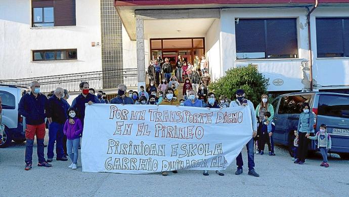 Algunas familias del centro de Garralda en las protestas del año pasado ante los recortes del transporte escolar.