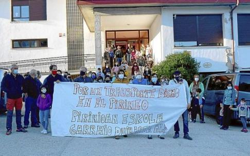 Algunas familias del centro de Garralda en las protestas del año pasado ante los recortes del transporte escolar.