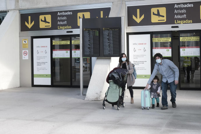 Una familia sale del aeropuerto de Palma de Mallorca
