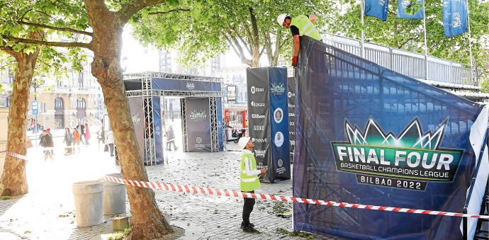 Los operarios terminaron ayer jueves la instalación en El Arenal de la Fan Zone de la Final Four que se inaugura hoy viernes.