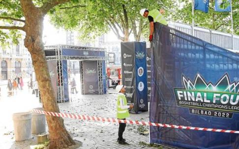 Los operarios terminaron ayer jueves la instalación en El Arenal de la Fan Zone de la Final Four que se inaugura hoy viernes. Los operarios terminaron ayer jueves la instalación en El Arenal de la Fan Zone de la Final Four que se inaugura hoy viernes.