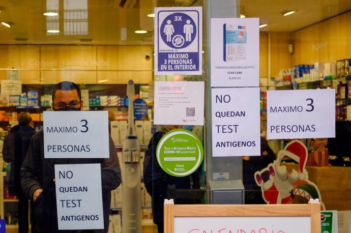 Exterior de una farmacia en Barcelona informando de que carece de test de antígenos.