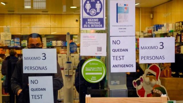 Exterior de una farmacia en Barcelona informando de que carece de test de antígenos.